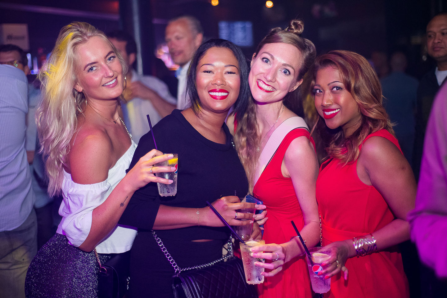 Vier vriendinnen genieten van een Tesa Fesa editie met cocktails